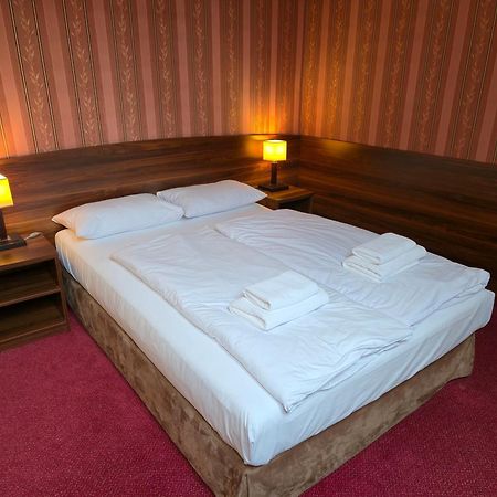 Hotel Dworski Galaktyczny Park Warzymice ภายนอก รูปภาพ