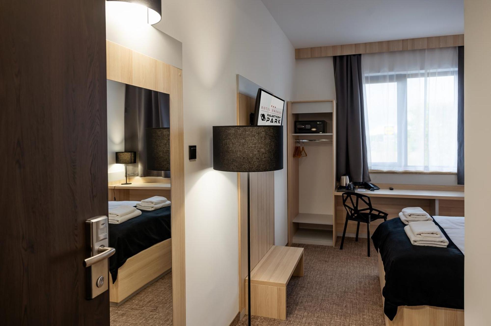 Hotel Dworski Galaktyczny Park Warzymice ภายนอก รูปภาพ
