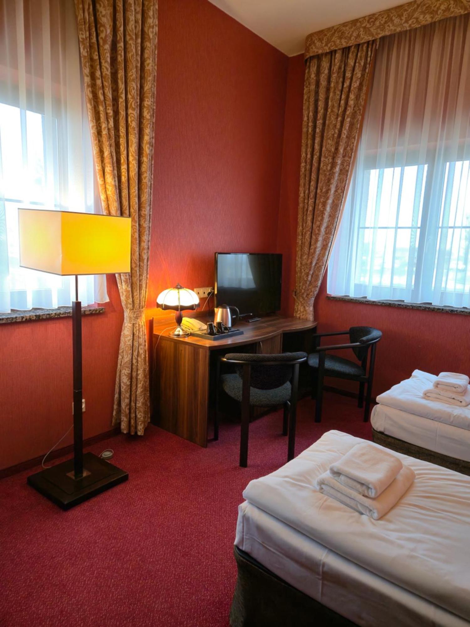 Hotel Dworski Galaktyczny Park Warzymice ภายนอก รูปภาพ