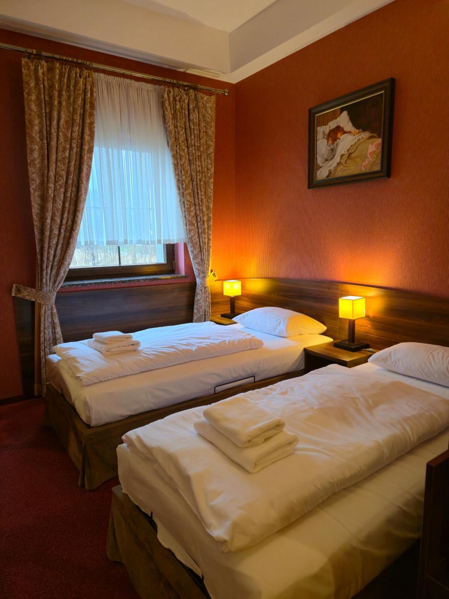 Hotel Dworski Galaktyczny Park Warzymice ภายนอก รูปภาพ
