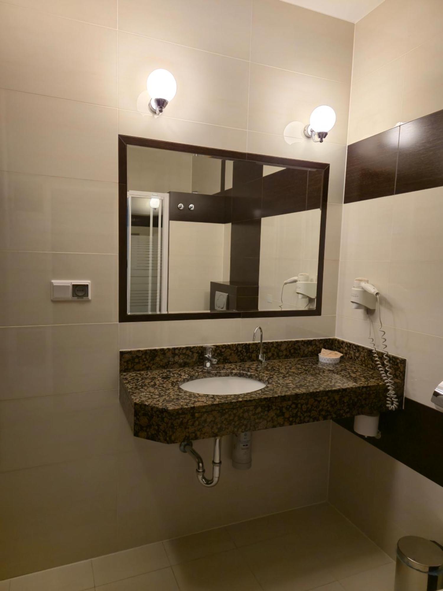 Hotel Dworski Galaktyczny Park Warzymice ภายนอก รูปภาพ